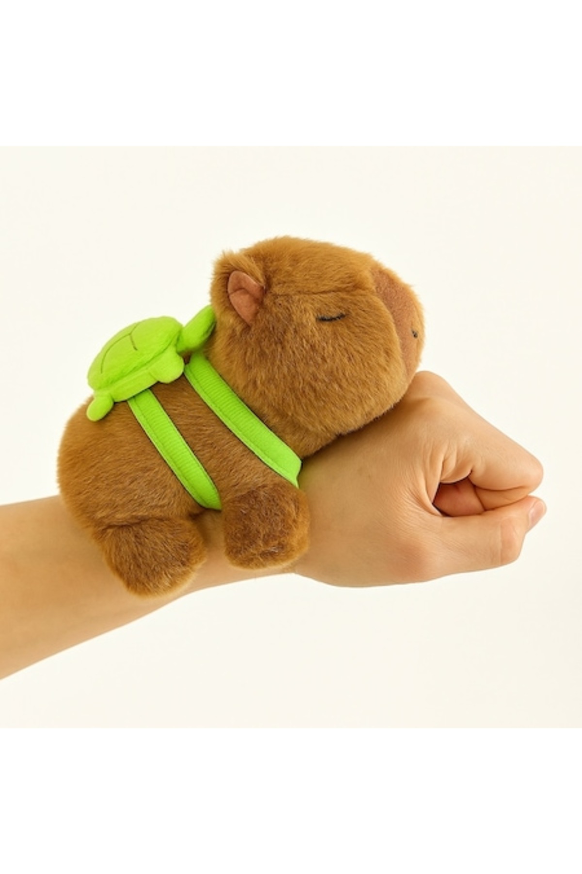 Bratara de plus Capybara cu rucsac, jucarie interactiva pentru copii